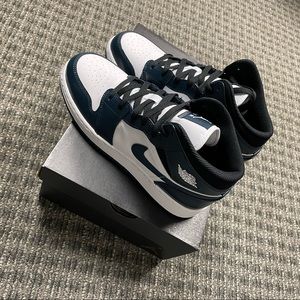 Nike Jordan 1 Mid Armory Navy 7Y or women 8.5